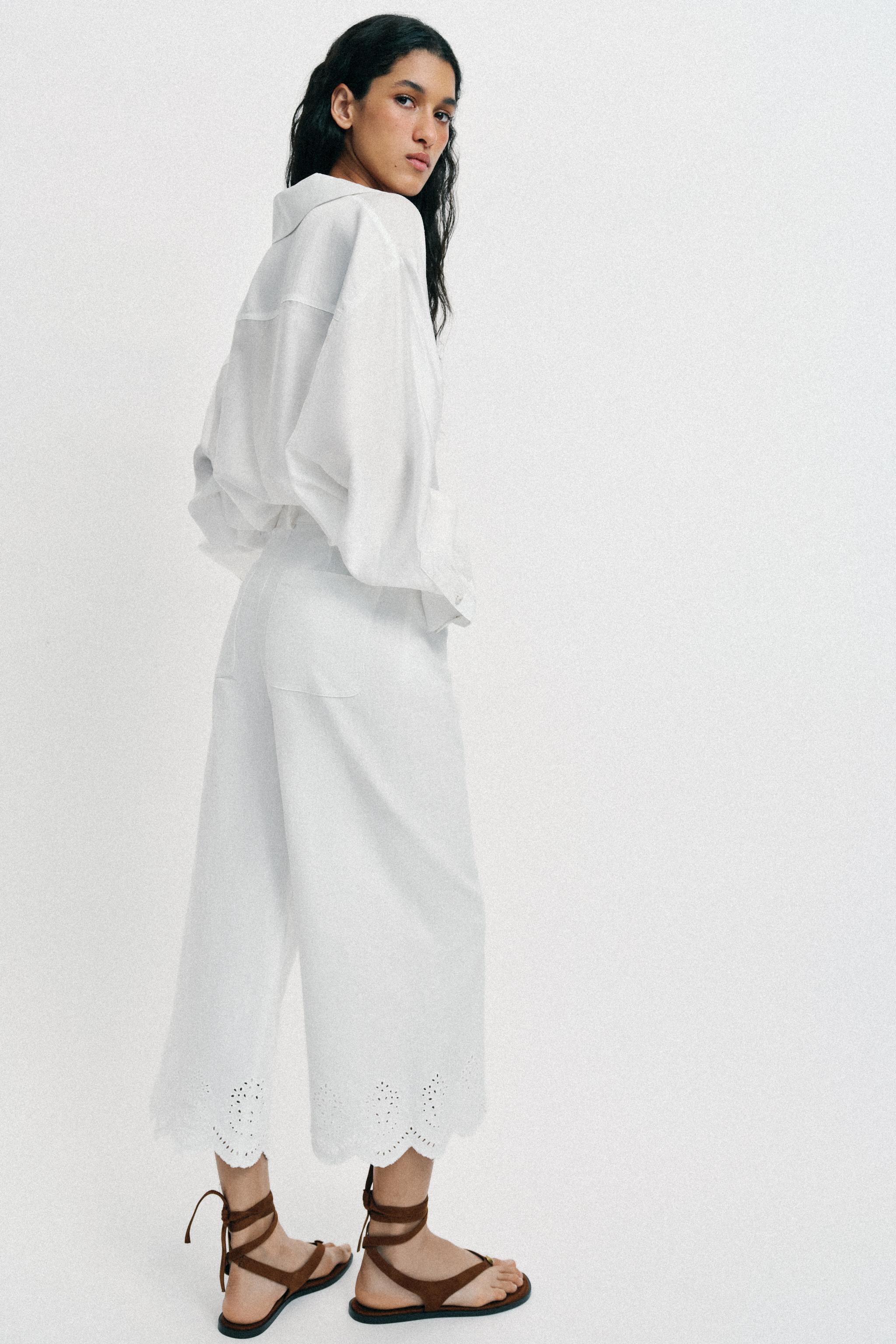JUPE-CULOTTE À BRODERIES PERFORÉES